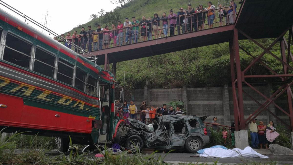 Autobús de los transportes Esmeralda chocó contra un automóvil y volcó. (Foto Prensa Libre: Érick Ávila)