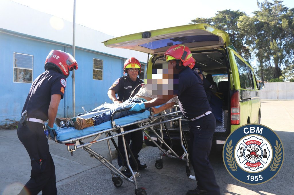 El adolescente herido de bala en el bus es ingresado a la emergencia del Hospital Roosevelt. (Foto Prensa Libre: Bomberos Municipales).