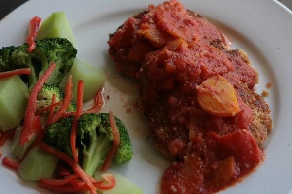 Tortitas de carne de soya con su salsa y  guarnición atraen por los colores tradicionales de la época. (Foto Prensa Libre: Archivo)