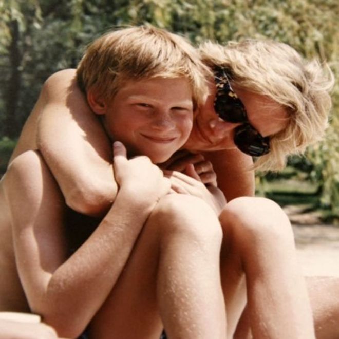 La princesa Diana con su hijo Harry. DUQUE DE CAMBRIDGE Y PRÍNCIPE HARRY