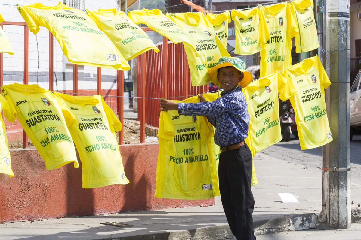 La venta de camisas con los colores amarillo y verde y cualquier cosa que identifique al equipo, ambientan la gran final. (Foto Prensa Libre: Norvin Mendoza)