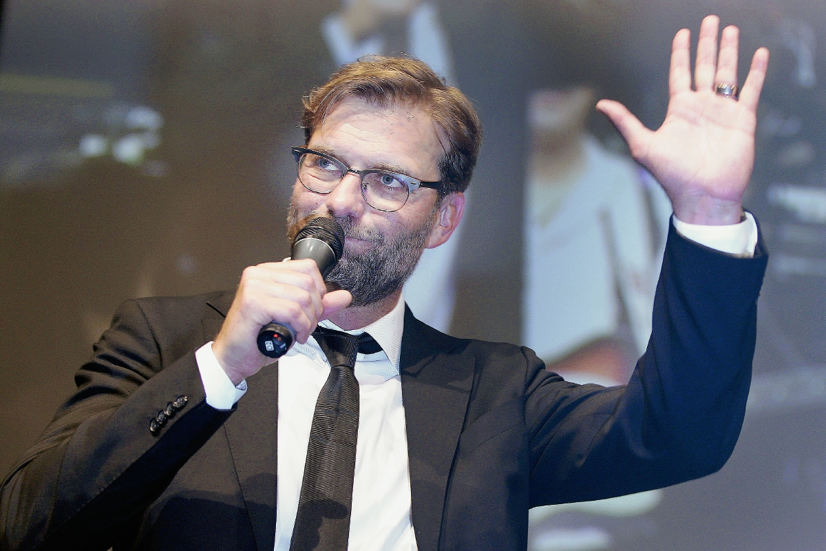 Jürgen Klopp saluda a su llegada a Berlín. (Foto Prensa Libre: AFP)