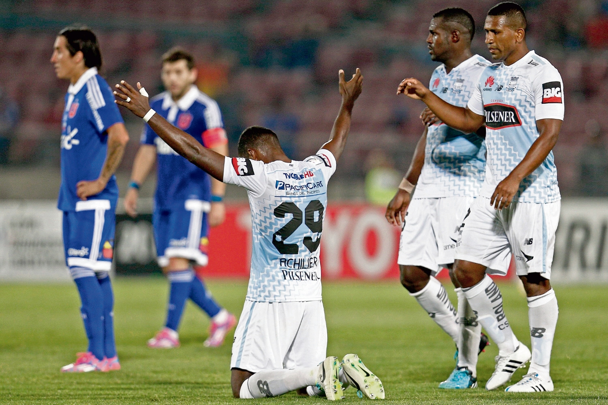 Los jugadores de Emelec festejaron el triunfo en condición de visitante, en Chile. (Foto Prensa Libre: EFE).