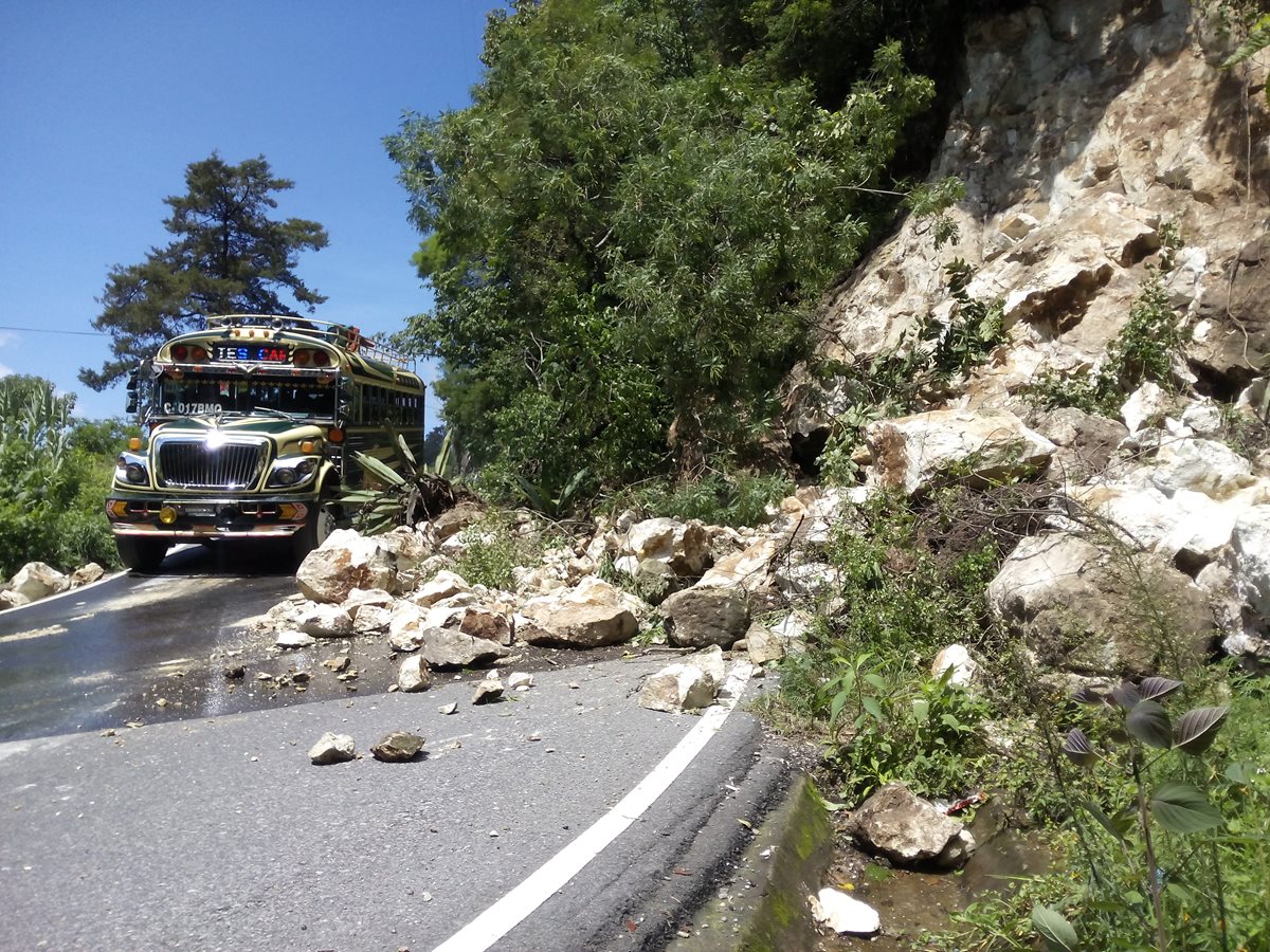 El derrumbe dificulta el paso en la ruta de Sololá a Panajachel. (Foto Prensa Libre: Ángel Julajuj)