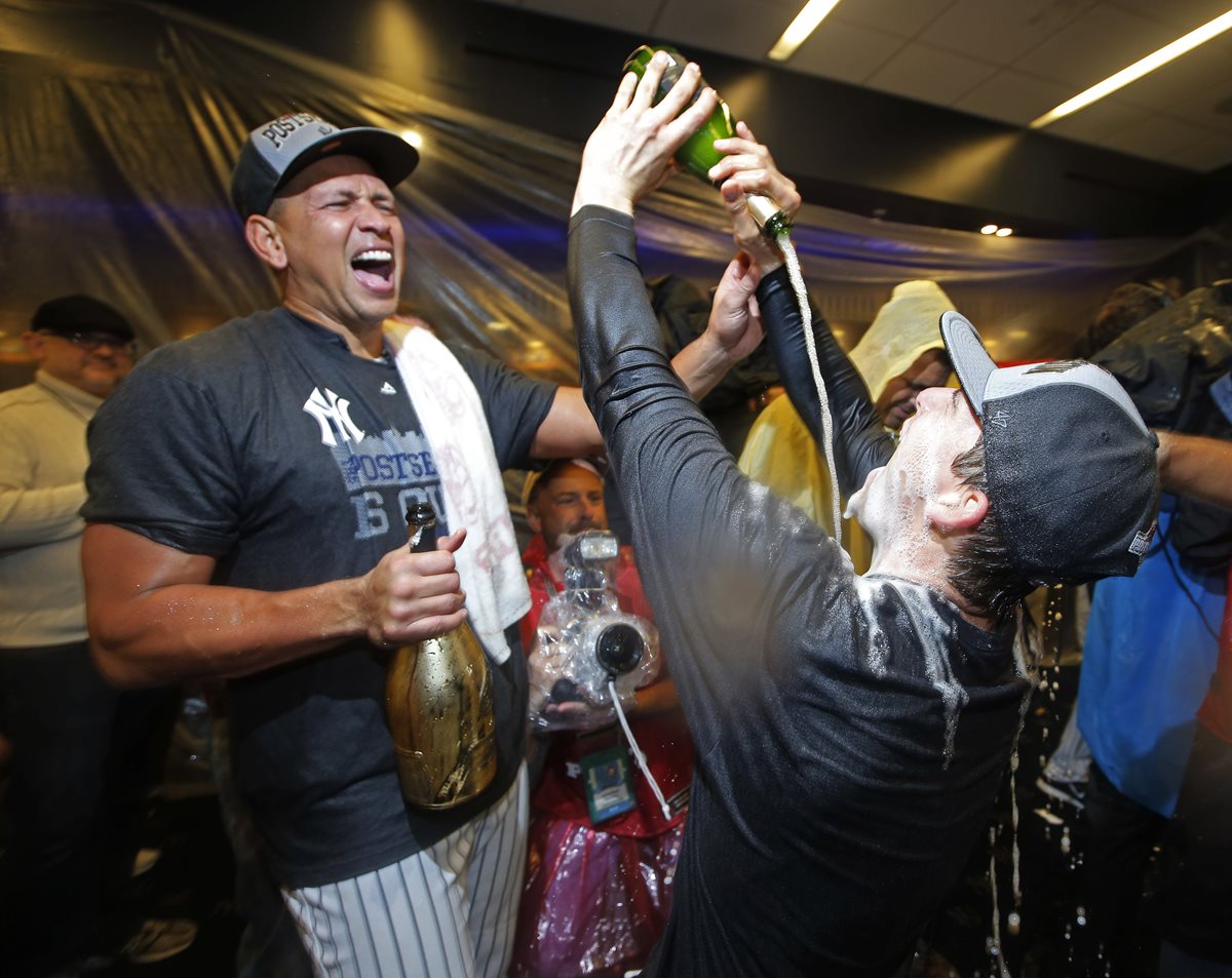 Alex Rodriguez y John Ryan Murphy festejan en el camerino luego de su pase a los playoffs. (Foto Prensa Libre: AP)