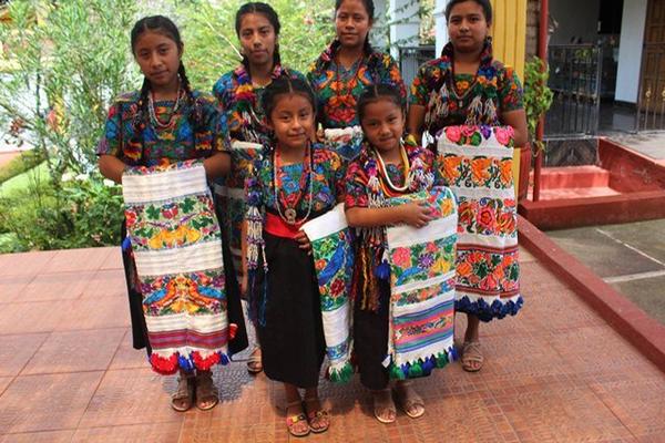 Las seis candidatas a soberana indígena, durante su presentación en un centro de eventos, en Chimaltenango. (Foto Prensa Libre: José Rosales) <br _mce_bogus="1"/>