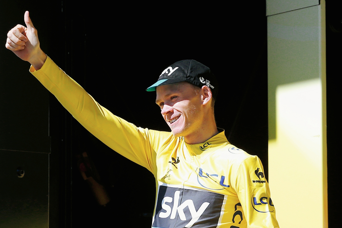 Chris Froome, viste el mailot amarillo de primer lugar. (Foto Prensa Libre: AP Photo/Laurent Cipriani)