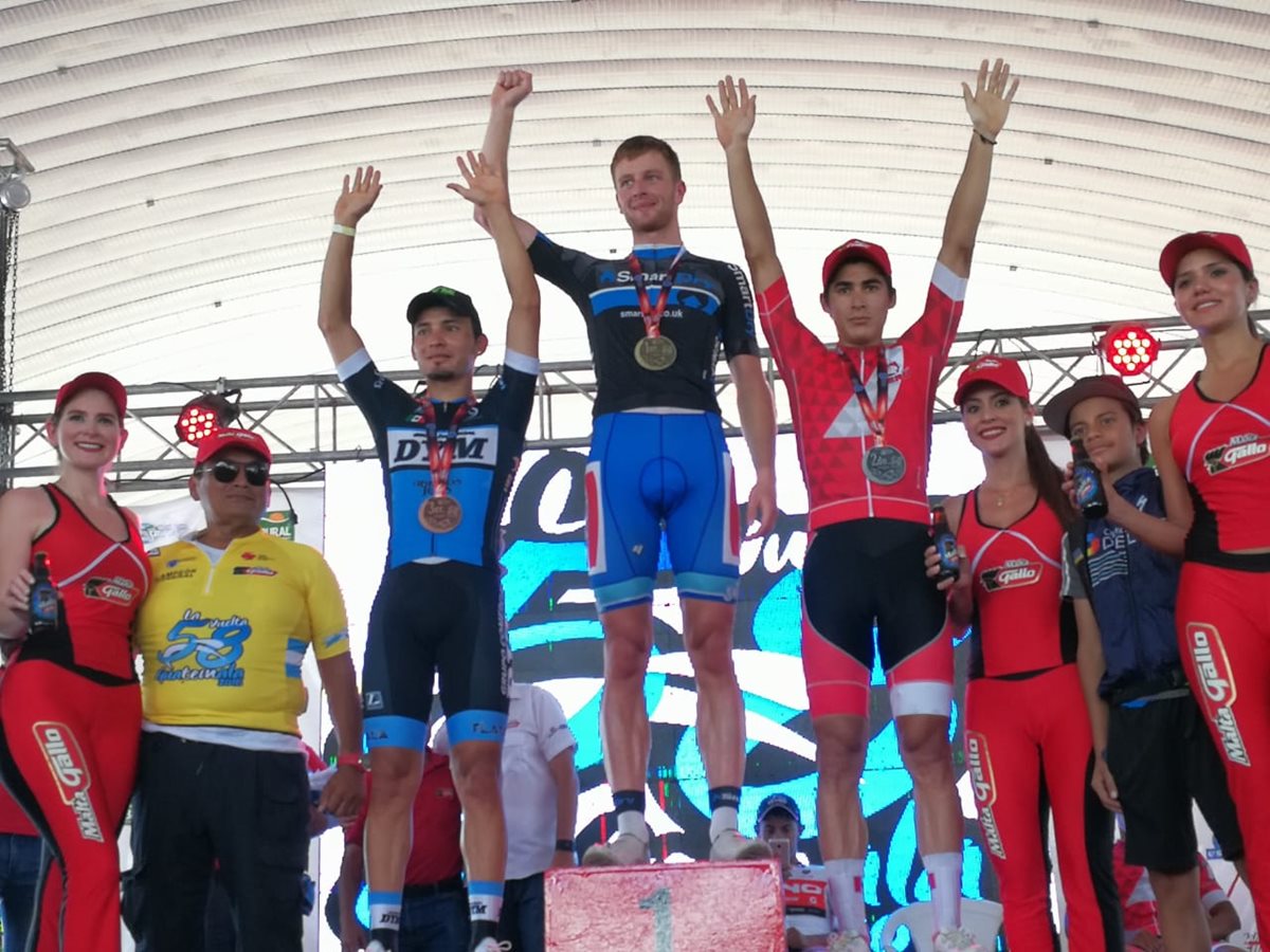 Stephan Bakker de Holanda subió a lo más alto del podio, el segundo lugar fue para Alonso Gamero de Perú y el tercero para William Cerquera del equipo de Tlaxcala.  (Foto Prensa Libre: Carlos Vicente)