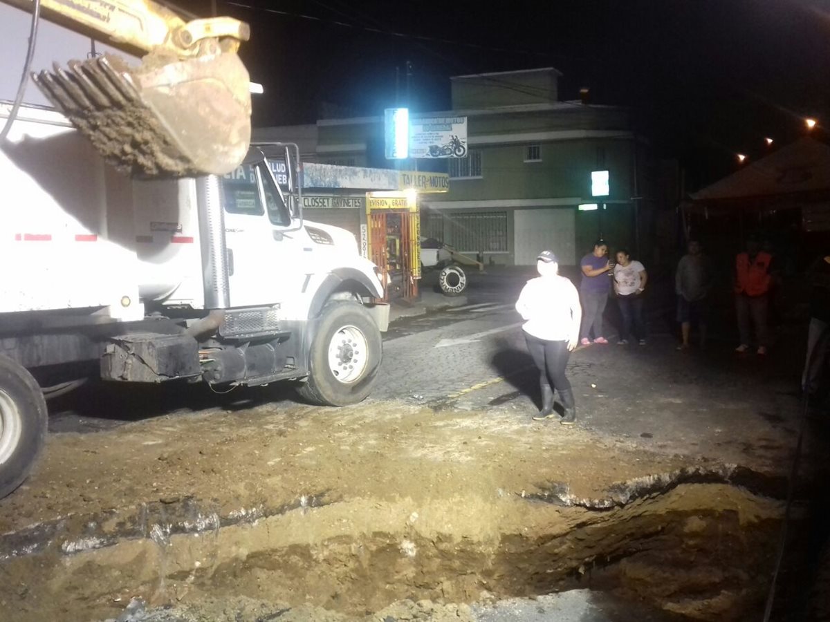 Equipos de la Municipalidad de Mixco trabajan esta madrugada en la reparación de un hundimiento en el sector conocido como Las Guacamayas, zona 4. (Foto Prensa Libre: Municipalidad de Mixco)