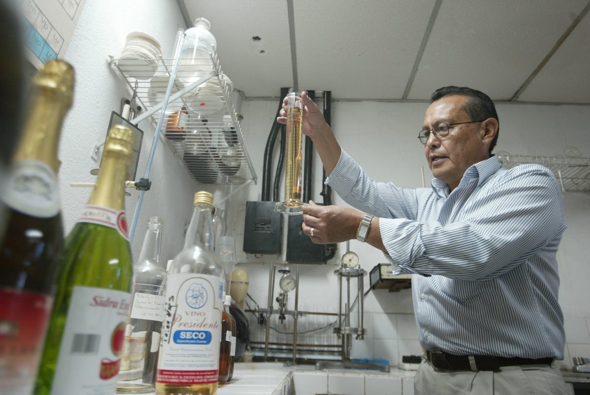 El experto enólogo Juan Clemente Pérez debe catar cada vino que se fabrica. (Foto: Hemeroteca PL)
