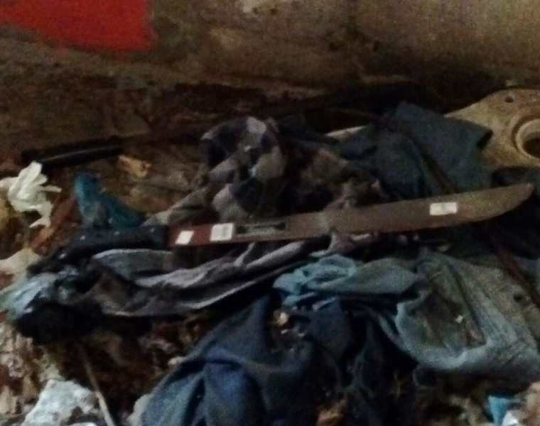 Uno de los machetes encontrados en el inmueble. (Foto Prensa Libre: PNC).