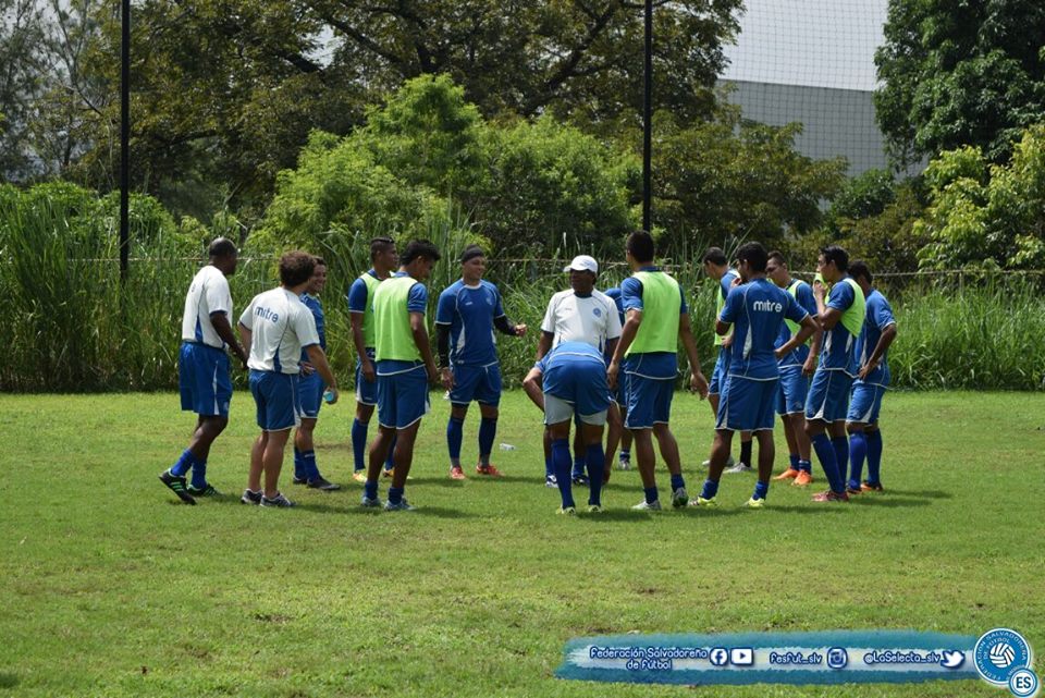 Los jugadores de la selección salvadoreña escuchan a Ramón Maradiaga al finalizar el entrenamiento. (Foto Prensa Libre: Federación Salvadoreña de Futbol)