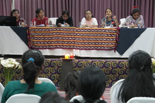 mujeres   promueven derechos indígenas.