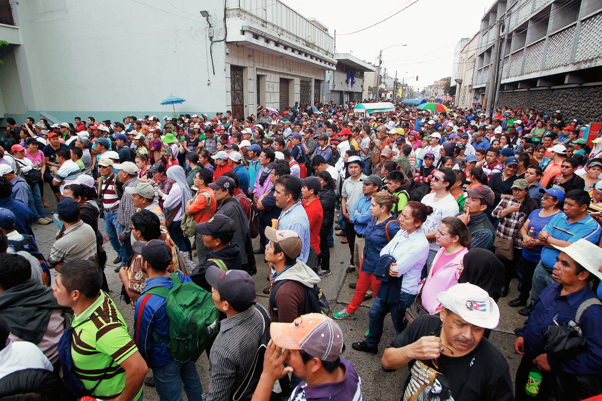 La CC resolvió amparar al abogado Alfonso Carrillo y ordena a las autoridades proteger a los manifestantes mañana en la protesta en la Plaza de la Constitución. (Foto Prensa Libre: Hemeroteca).