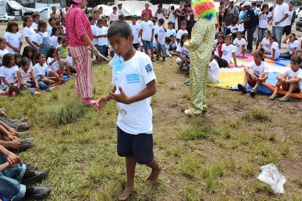 Con payasos, refacción y regalos fueron festejados este sábado los niños albergados en Cuilapa, Santa Rosa. (Foto Prensa Libre: Oswaldo Cardona)