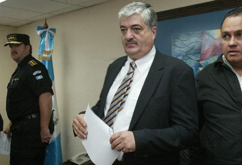 Carlos Vielmann, ex ministro de Gobernación, es señalado de haber avalado la ejecución  extrajudicial de 10 presidiarios durante su gestión.