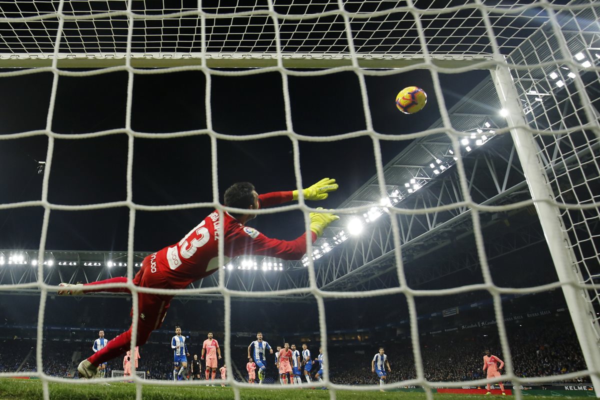 Lionel Messi anotó dos golazos de tiro libre. (Foto Prensa Libre: AFP)