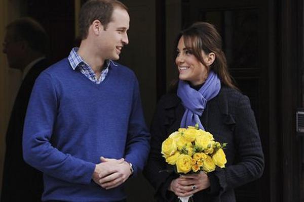 Fotografía de archivo tomada el 6 de diciembre de 2012 que muestra a Catalina, duquesa de Cambridge, y a su marido el príncipe Guillermo de Inglaterra.