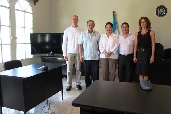 Autoridades posan en una de las nuevas instalaciones, en Santa Elena, Flores, Petén. (Foto Prensa Libre: Rigoberto Escobar)