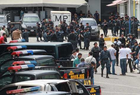 Movimiento policial y de las autoridades de seguridad luego de la captura de 12 agentes policiales en la sede de la SGAIA. (Foto Prensa Libre: Estuardo Paredes)