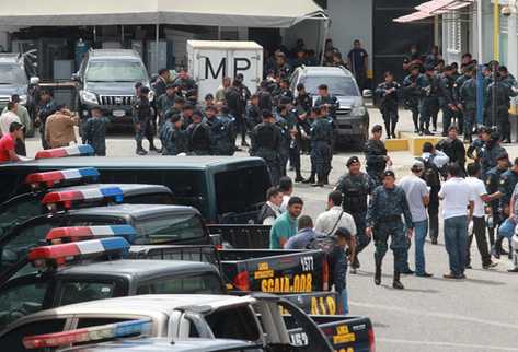 Movimiento policial y de las autoridades de seguridad luego de la captura de 12 agentes policiales en la sede de la SGAIA. (Foto Prensa Libre: Estuardo Paredes)