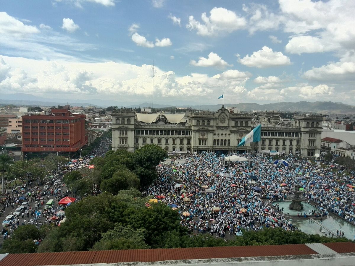 Miles de guatemaltecos piden la renuncia del presidente Otto Pérez Molina. (Foto Prensa Libre: Oscar Rivas)