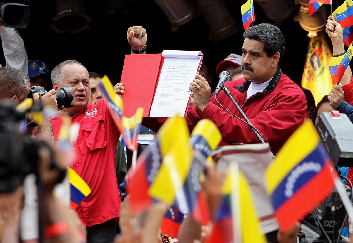 El presidente venezolano, Nicolás Maduro, muestra las bases para la Constituyente. (Foto Prensa Libre: EFE)