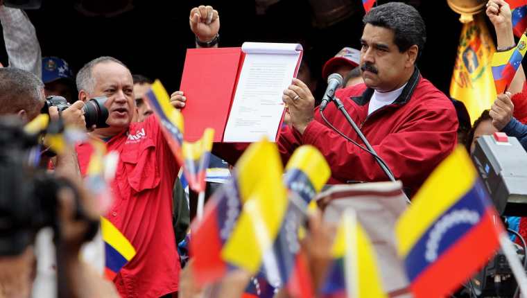 El presidente venezolano, Nicolás Maduro, muestra las bases para la Constituyente. (Foto Prensa Libre: EFE)