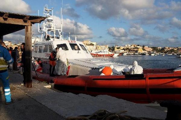 ??Un barco de la Guardia Costera italiana, con inmigrantes a bordo, llega al puerto de Lampedusa. (Foto Prensa Libre: EFE)