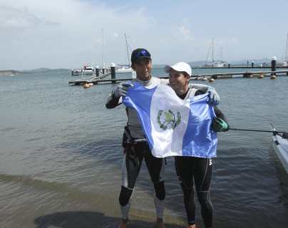 Jason Hess y Katya Castellanos ganan el tercer oro para Guatemala en Navegación a Vela