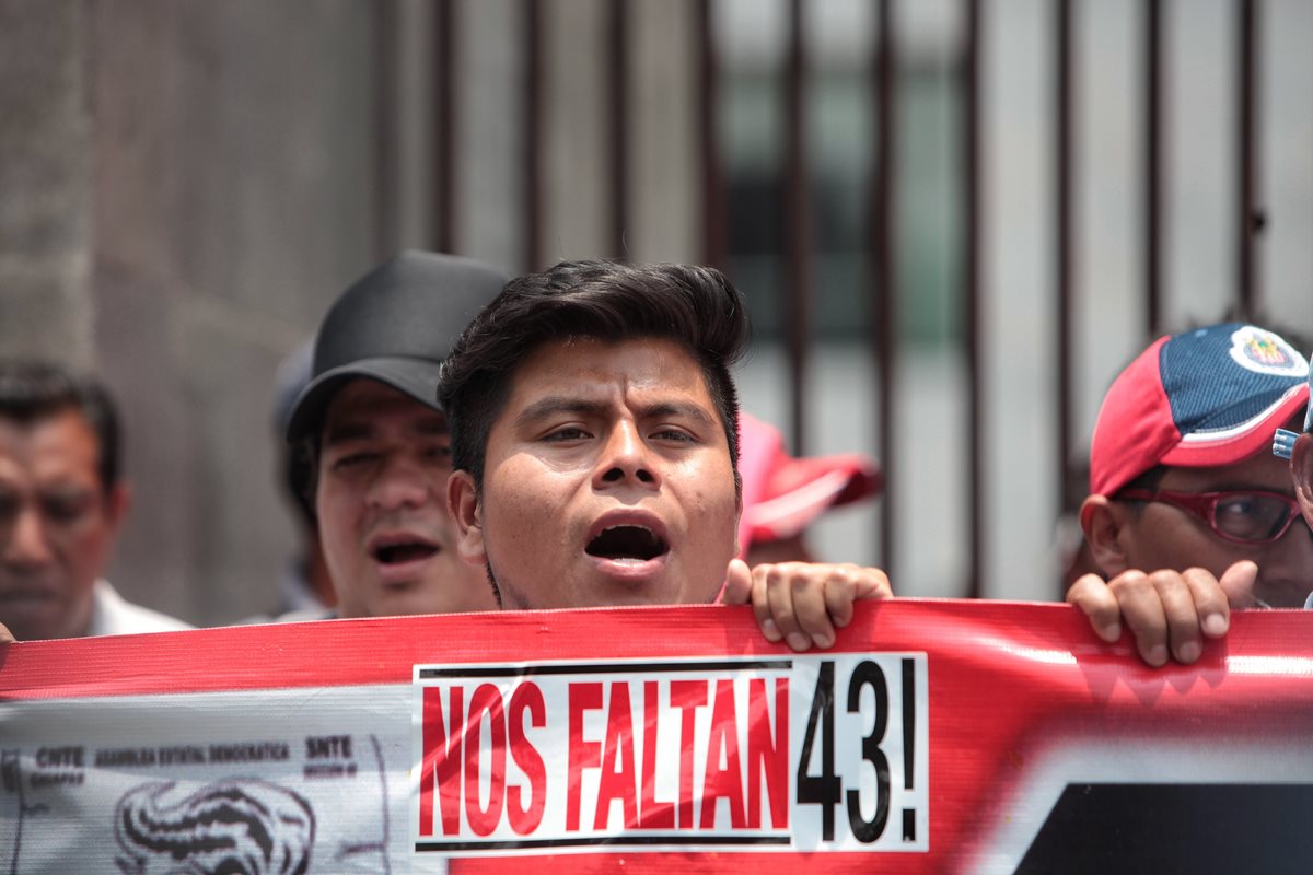El caso de Ayotzinapa ha desatado fuertes críticas contra el gobierno del presidente Enrique Peña Nieto. (Foto Prensa Libre: EFE).