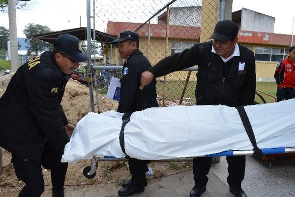 Autoridades suben a vehículo el cuerpo  de Estuardo Quintana.