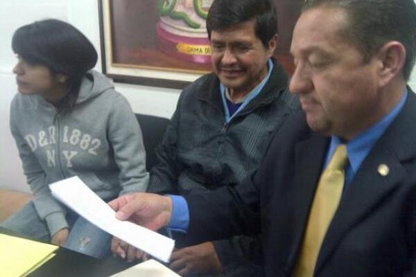 Juan Carlos de Jesús Gramajo Valdez y su hija Yoselin Andrea Gramajo Morales, escuchan la resolución judicial. (Foto Prensa Libre: Jerson Ramos)