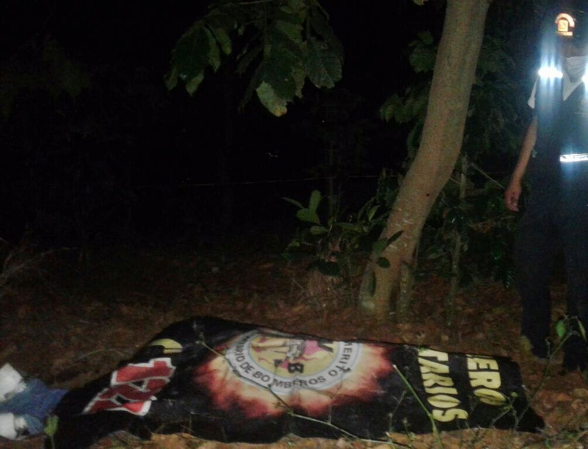 El cadáver de Julio César González,de 23 años, fue localizado en la colonia San Antonio, Colomba, Quetzaltenango. (Foto Prensa Libre: Alexánder Coyoy)