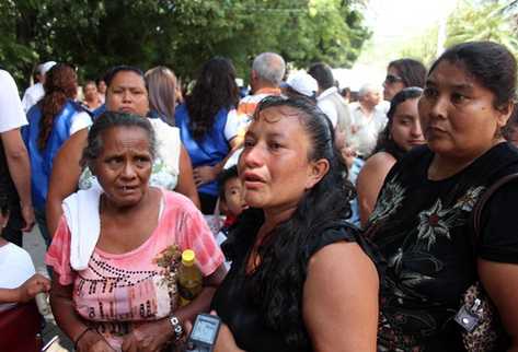 Una mujer fue asaltada detrás de la tarima donde el presidente Pérez Molina hablaba de seguridad en Guastatoya, El Progreso. (Foto Prensa Libre: Hugo Oliva)