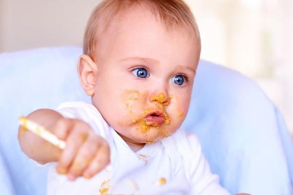 los pequeños que juegan con  lo que comen aprenden más rápido.