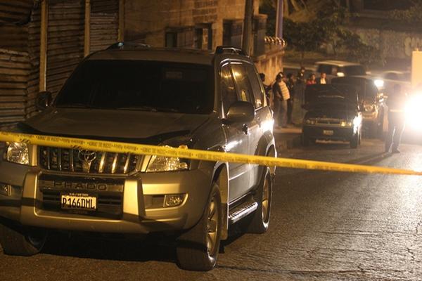 Agentes, durante el operativo antinarcótico en la zona 4 capitalina. (Foto Prensa Libre: Estuardo Paredes)<br _mce_bogus="1"/>