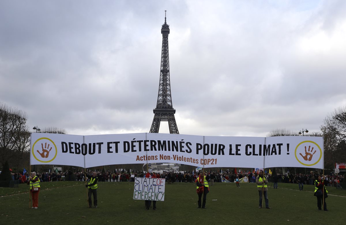 Activistas ecológicos celebran el acuerdo climático alcanzado en la COP21 este año. (Foto Prensa Libre: AP).