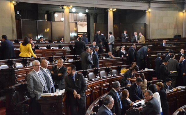 Los legisladores durante la sesión plenaria. (Foto Prensa Libre)