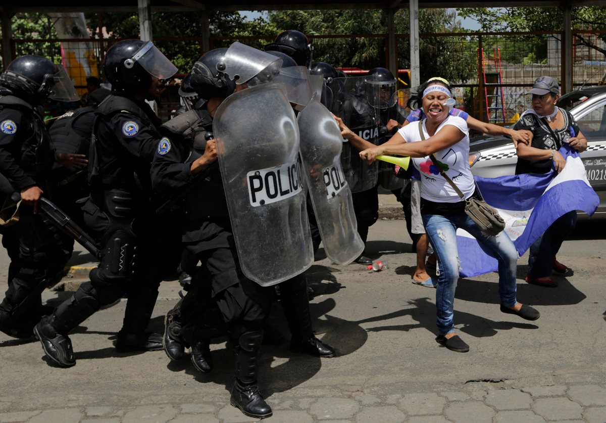 En abril empezaron los enfrentamientos en Nicaragua entre quienes apoyan al presidente Daniel Ortega y quienes piden su renuncia del cargo, enfrentamientos que se han extendido hasta la fecha. (Foto, Prensa Libre: AFP)