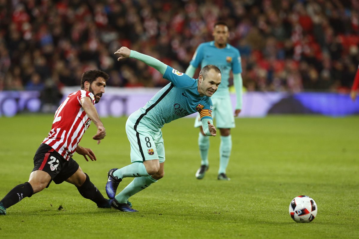 El centrocampista del Athletic Club de Bilbao Raúl García (i) disputa un balón con el centrocampista del FC Barcelona Andrés Iniesta (d). (Foto Prensa Libre: EFE)