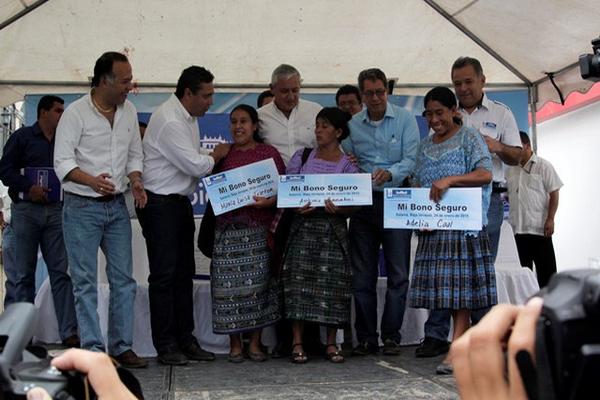 Otto Pérez, diputados y otros funcionarios entregaron en forma "simbólica" apoyo a familias afectadas por la canícula. (Foto, Prensa Libre: Carlos Grave).