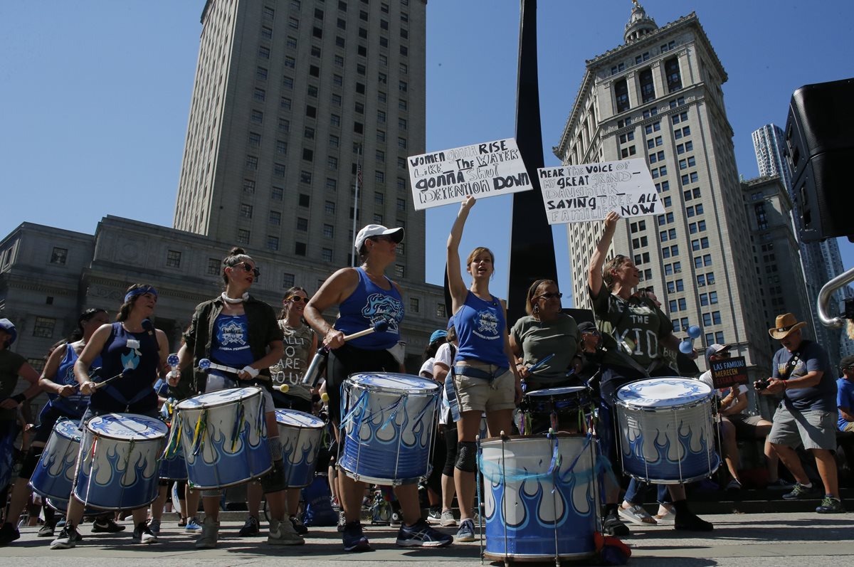 La manifestación busca presionar a las autoridades para agilizar la reunificación familiar de los migrantes que han sido detenidos en la frontera. (Foto Prensa Libre: AFP)