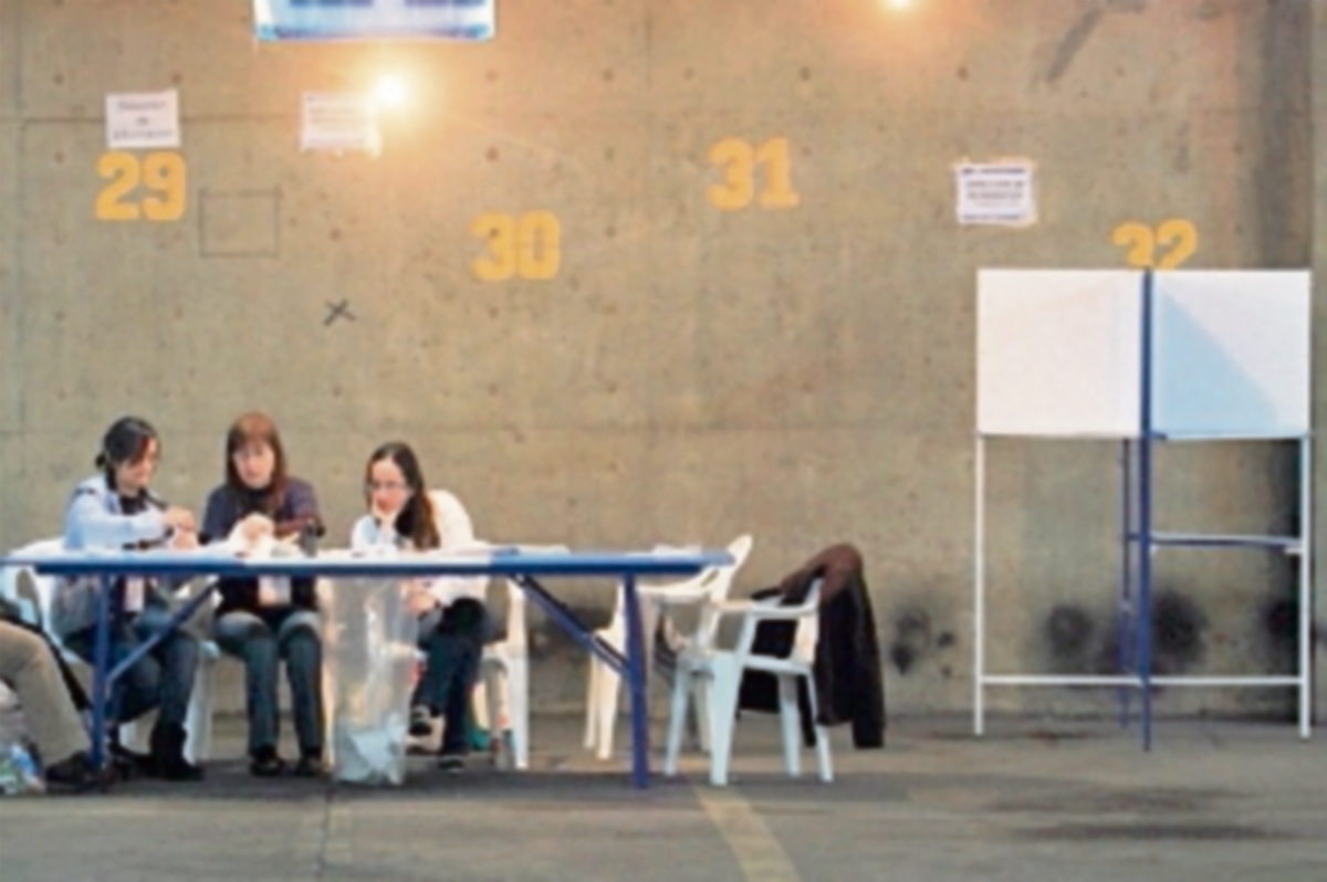 Mesas de votaciones en sótano del Parque Central, zona 1, en 2011, están vacías. (Foto: Hemeroteca PL)