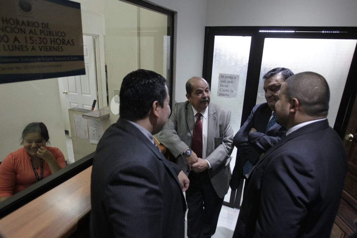 exdiputados Alfredo Rabbé, Carlos Herrera y Édgar Cristiani -de espaldas- solicitan que el caso no lo conozca un juzgado de Mayor Riesgo. (Foto Prensa Libre: E. Bercián)