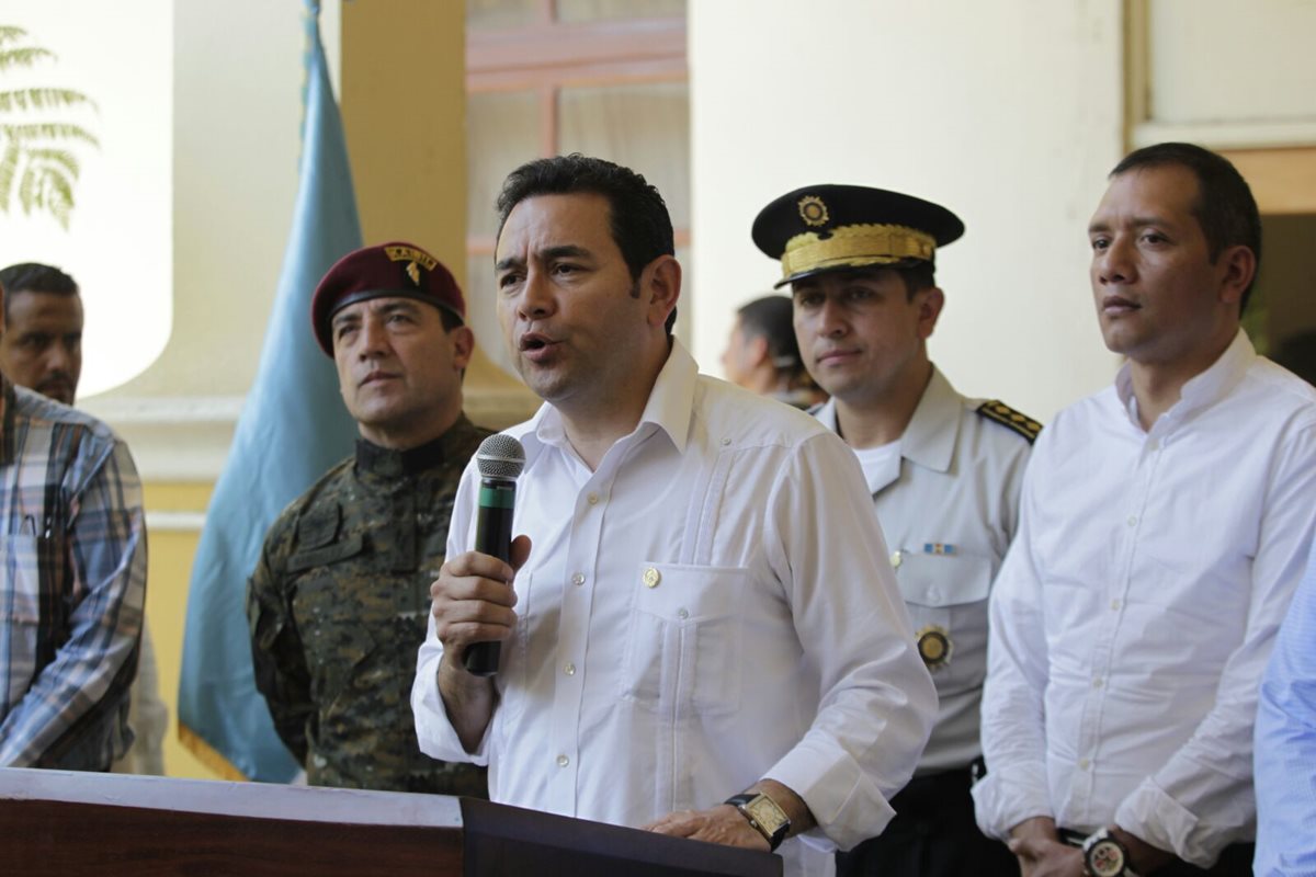 Jimmy Morales ofrece una conferencia de prensa, luego de una reunión con alcaldes de Retalhuleu en Champerico. (Foto Prensa Libre: Edwin Bercián)
