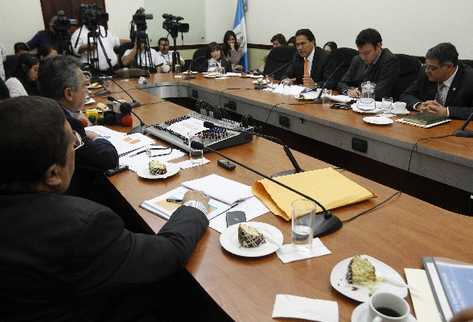 El ministro Pavel Centeno expuso ayer a los diputados de la Comisión de Finanzas la situación de deterioro  de ingresos, la cual  se complicaría para finales de noviembre.