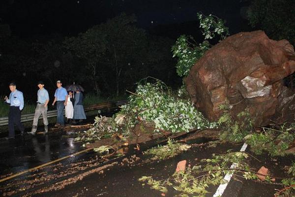 La lluvia de este domingo causó derrumbes en la ruta Escuintla-Antigua, donde una roca de al menos 20 toneladas cayó sobre uno de los carriles. (Foto Prensa Libre, Enrique Paredes)<br _mce_bogus="1"/>