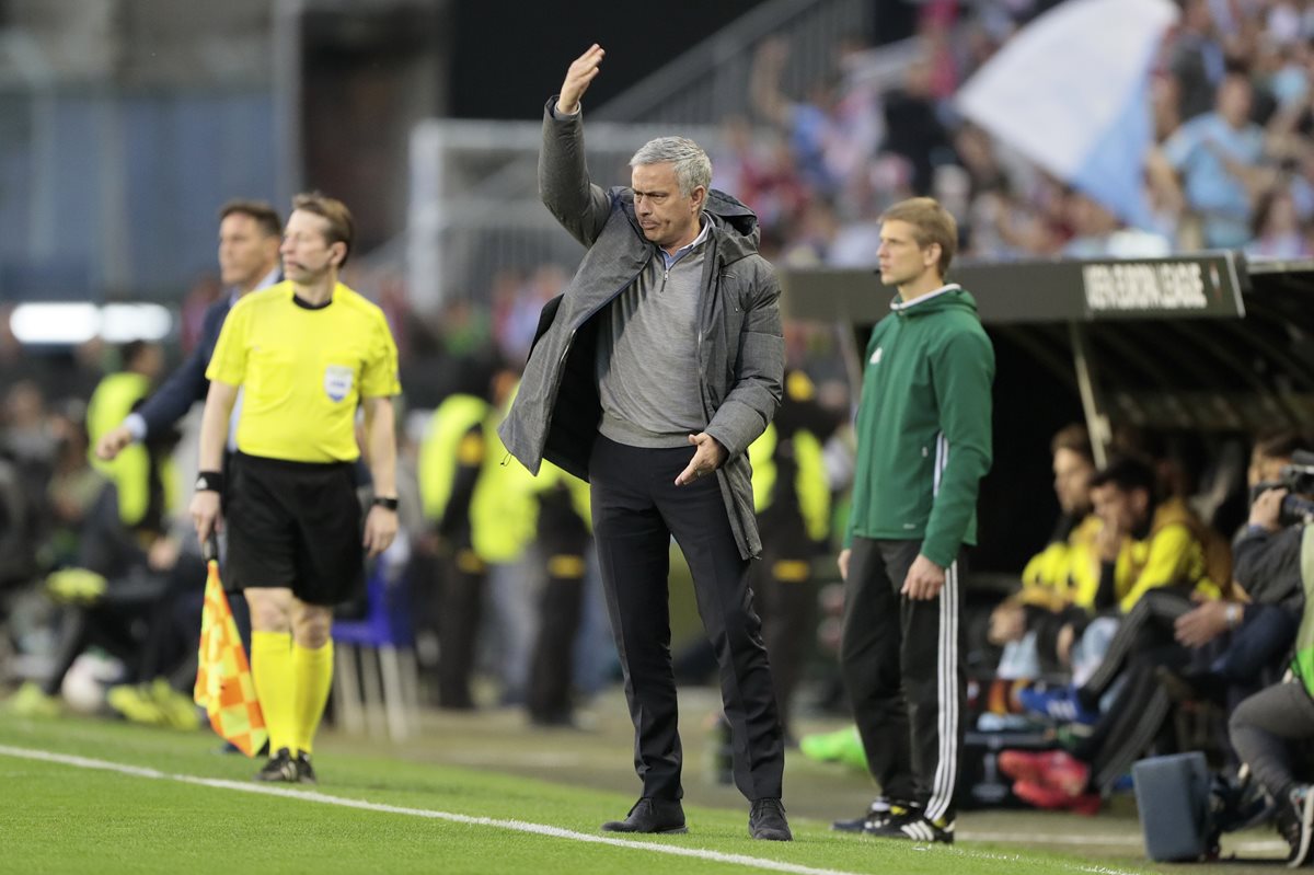 El portugués José Mourinho, técnico del Mánchester United, durante el partido contra el Celta de Vigo. (Foto Prensa Libre: AP)