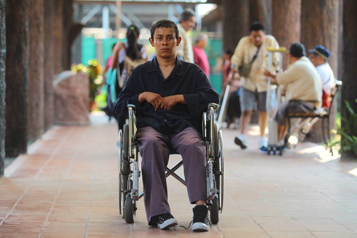 Enoc Sarceño, recibe rehabilitación en el Seguro Social.(Prensa Libre: Álvaro Interiano)